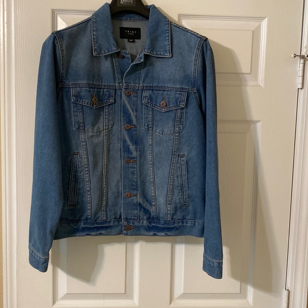 I am selling a triot Los Angeles leather jacket the size is small